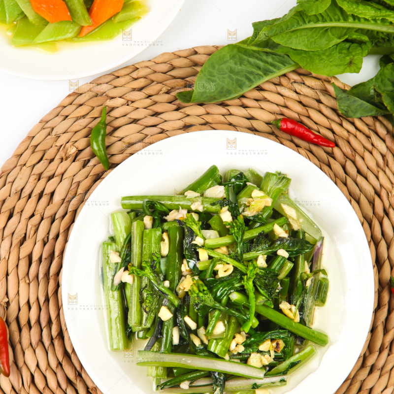 盘子里装着炒菜薹