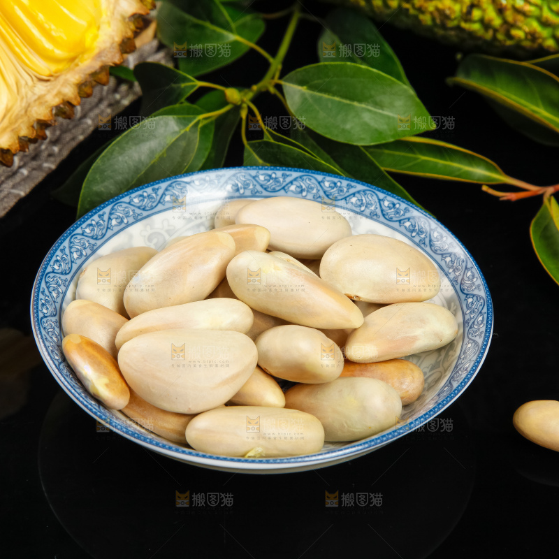盘子里装着菠萝蜜籽