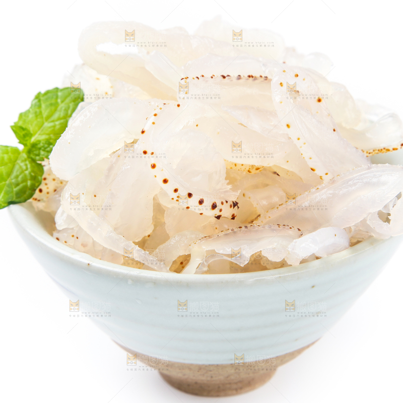 碗里装着海蜇丝