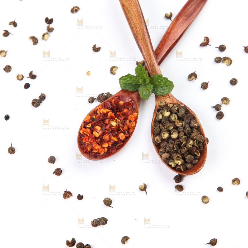 白底上放着香料组合