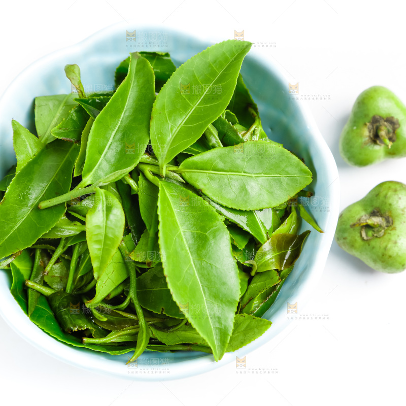 白底上摆放着茶叶子