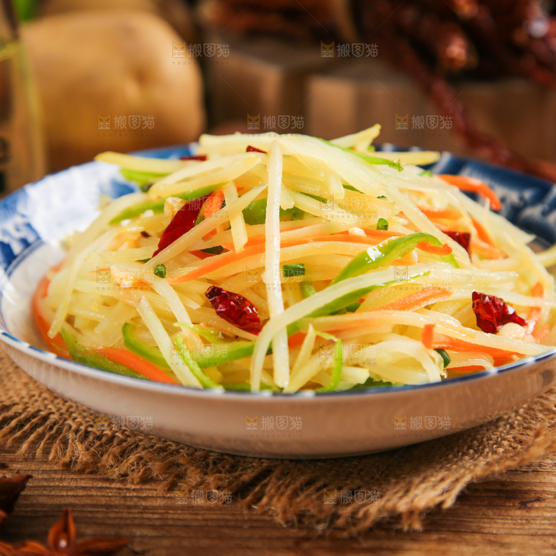 盘子里装着炒土豆丝