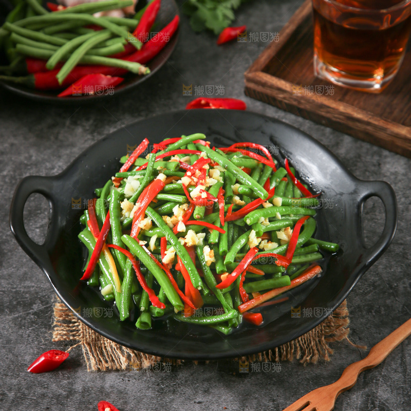 盘子里装着豇豆炒辣椒