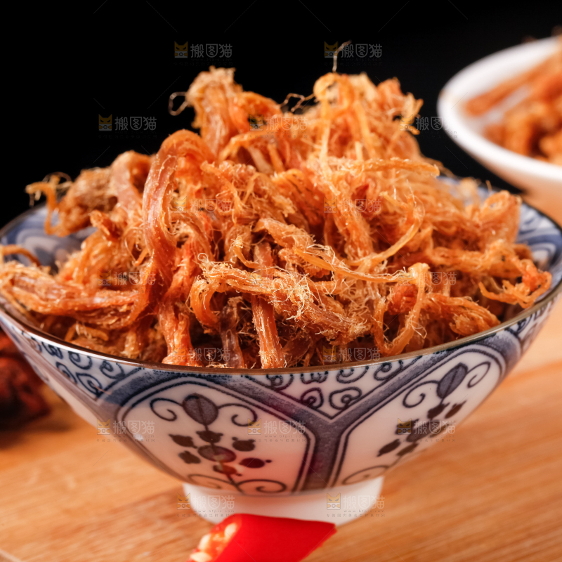 黑底上放着手撕肉干