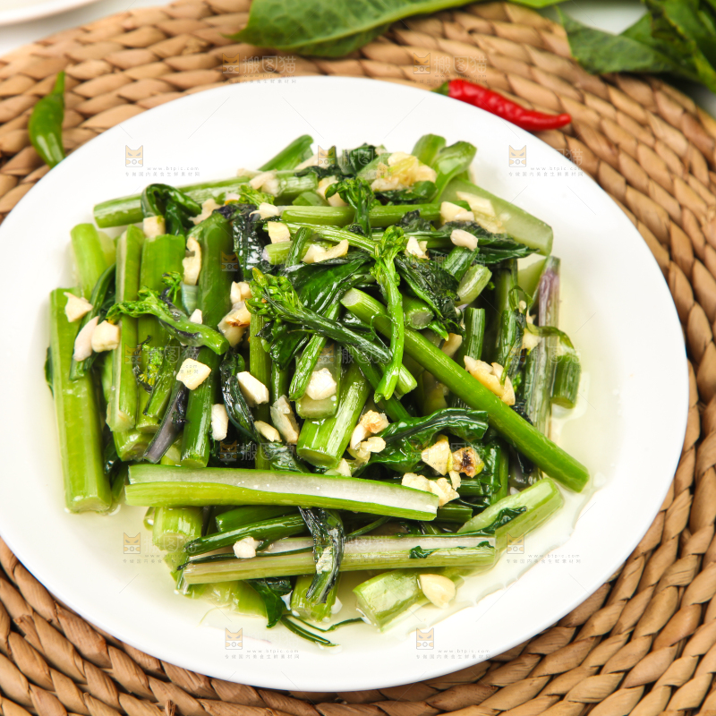盘子里装着炒菜薹
