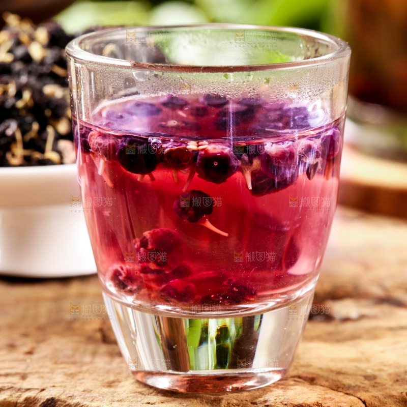 杯子里装着黑枸杞茶