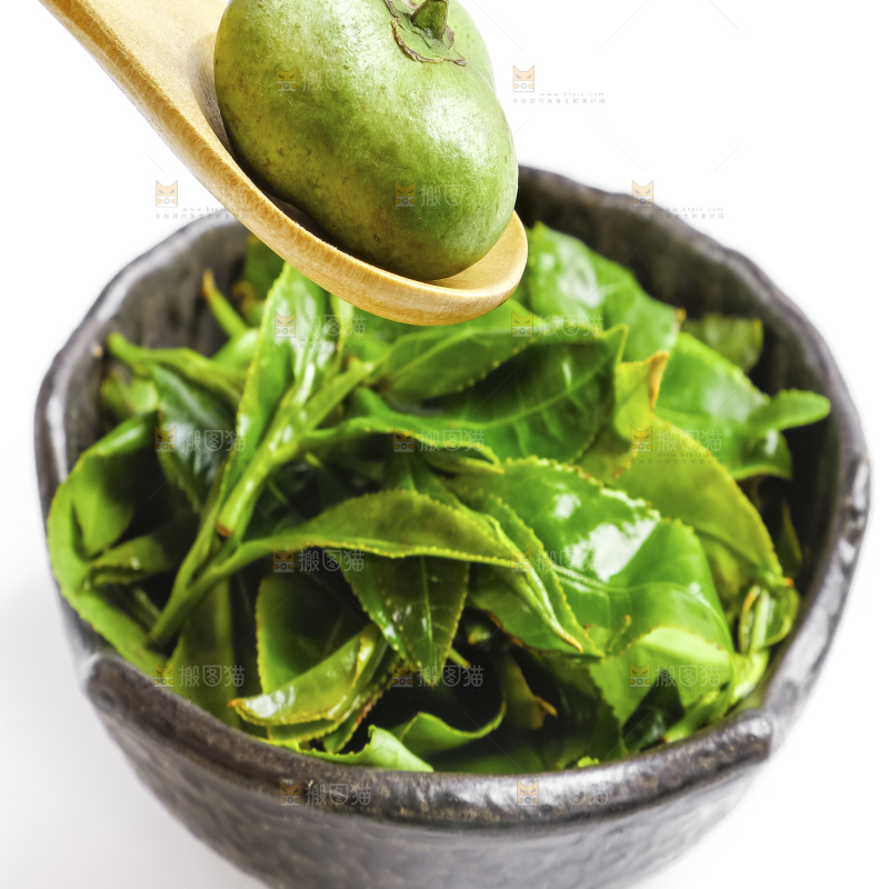 白底上摆放着茶叶子