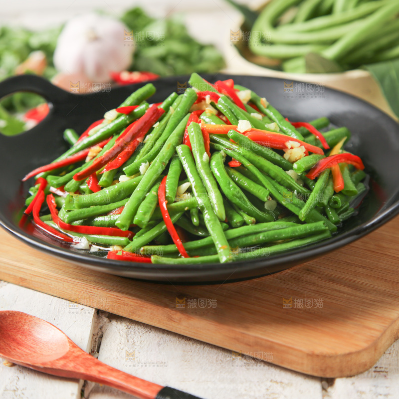 盘子里装着豇豆炒辣椒
