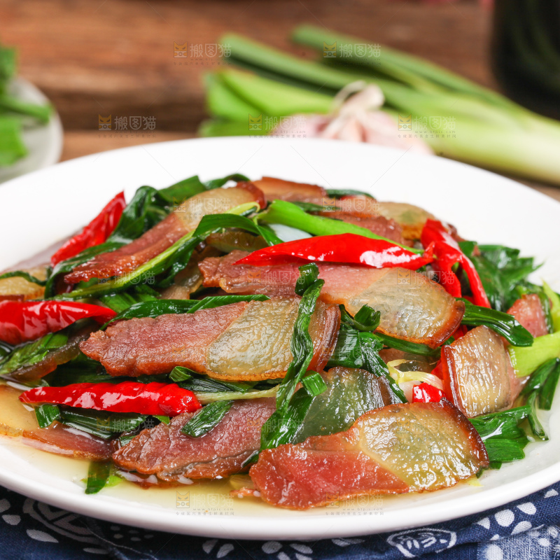 盘子里装着腊肉炒蒜苗