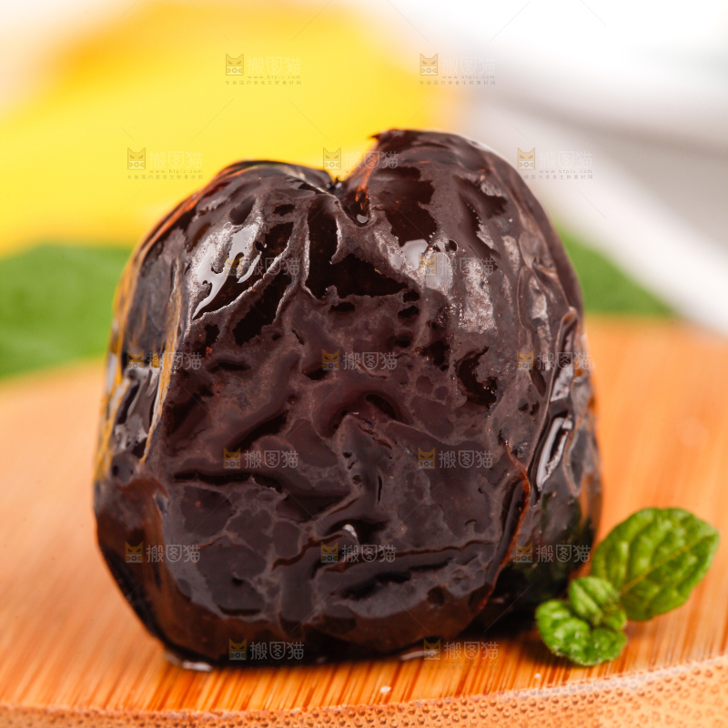 木板上放着蜜枣