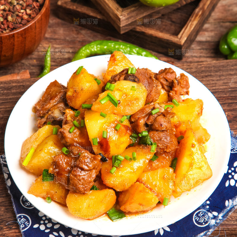 盘子里装着土豆烧肉