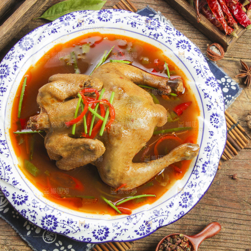 盘子里装着烧鸡