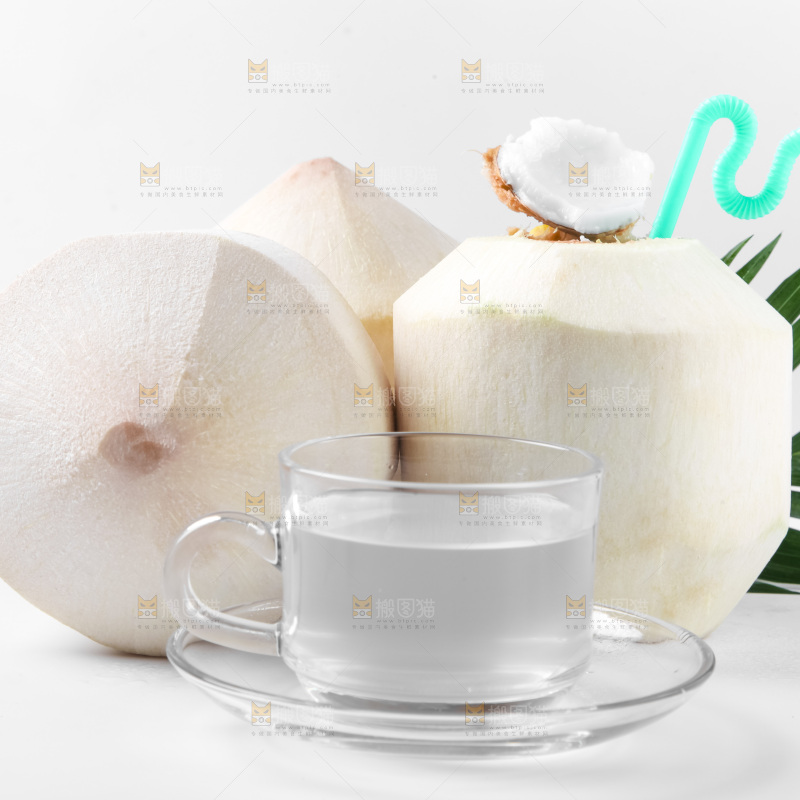 杯子里装着椰子汁
