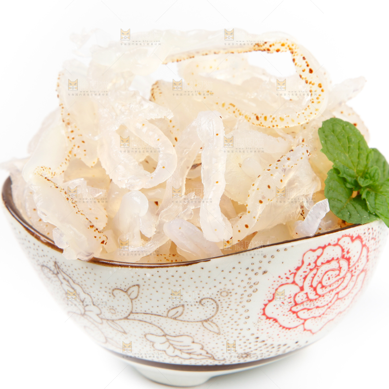 碗里装着海蜇丝