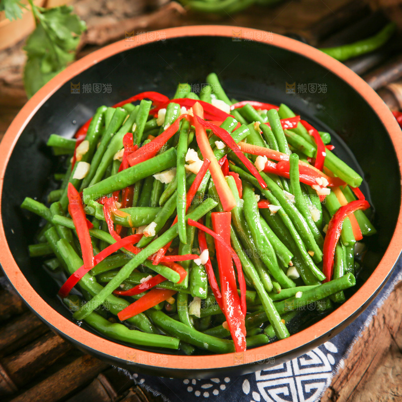 盘子里装着豇豆炒辣椒
