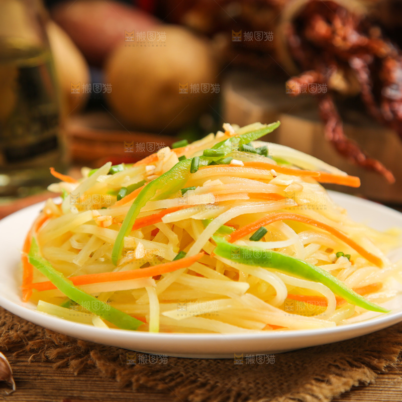 盘子里装着炒土豆丝