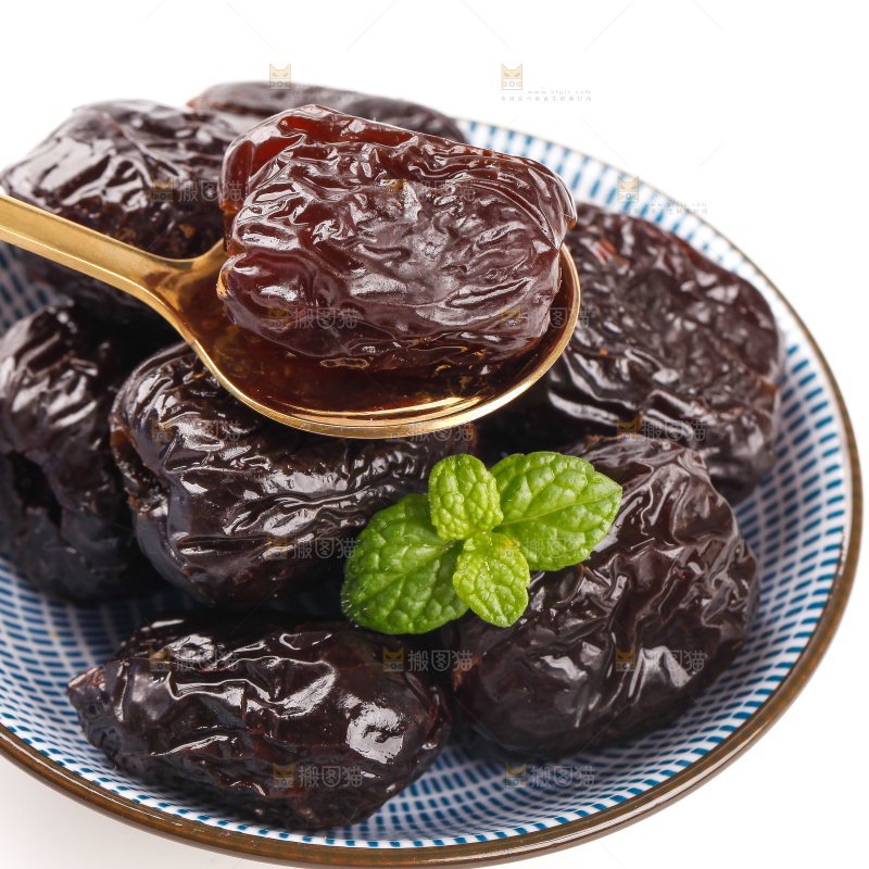 盘子里装着蜜枣