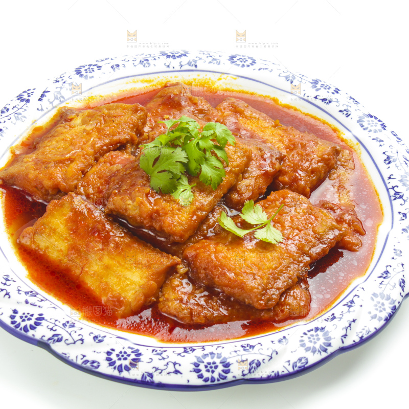 盘子里装着香煎带鱼
