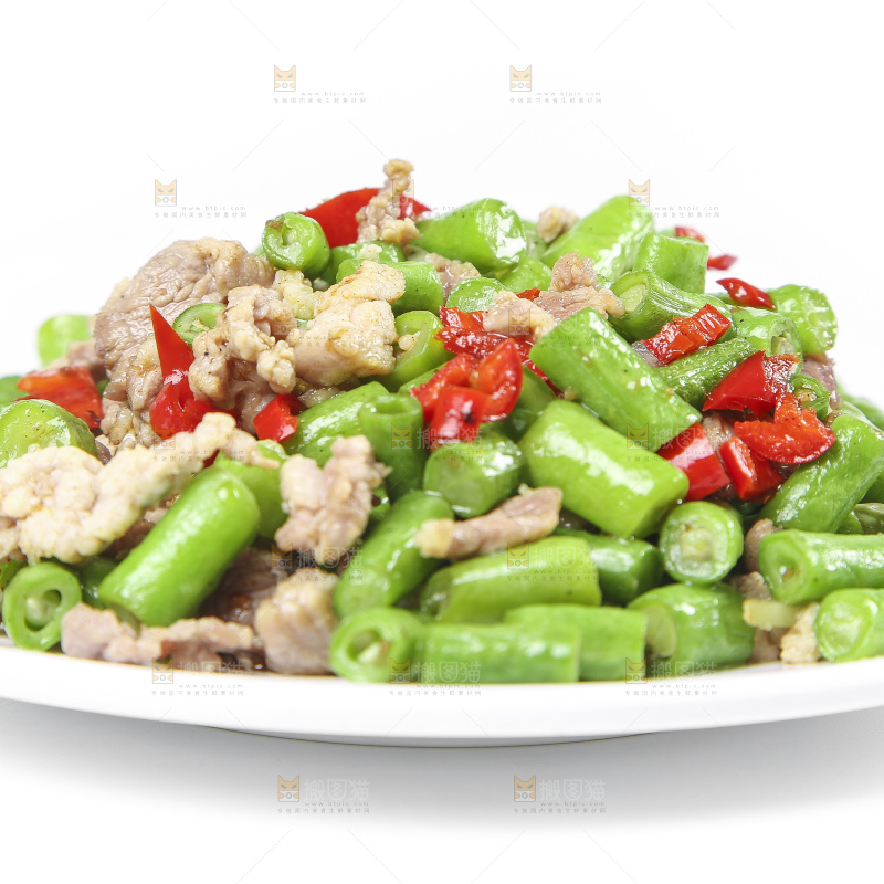 盘子里装着豇豆炒肉