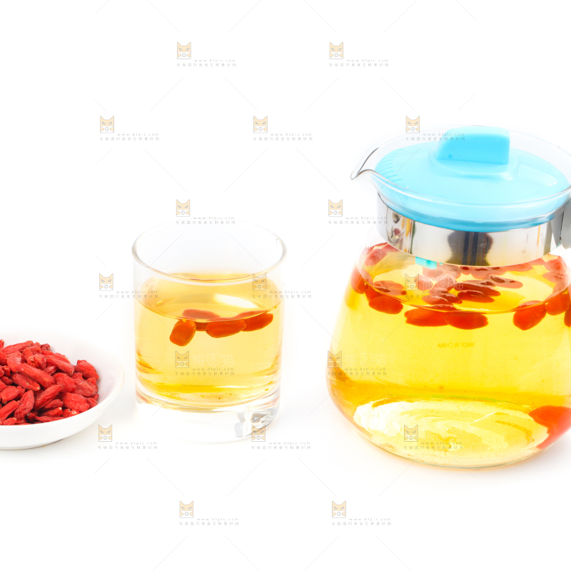 水壶里装着枸杞茶