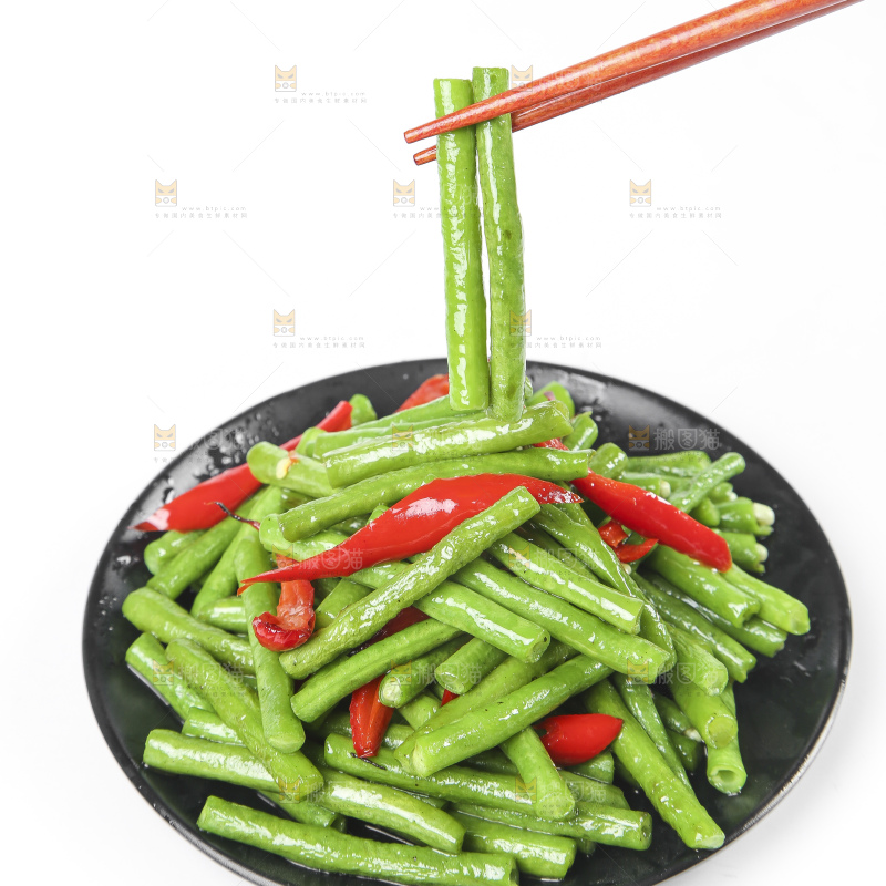 盘子里装着辣椒炒豇豆