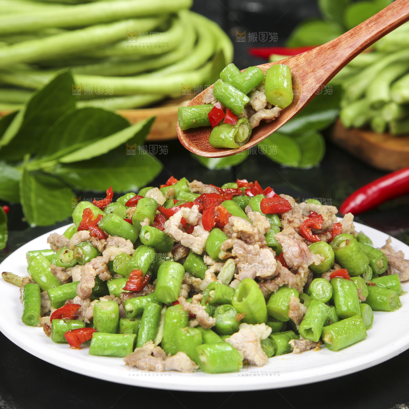 盘子里装着豇豆炒肉