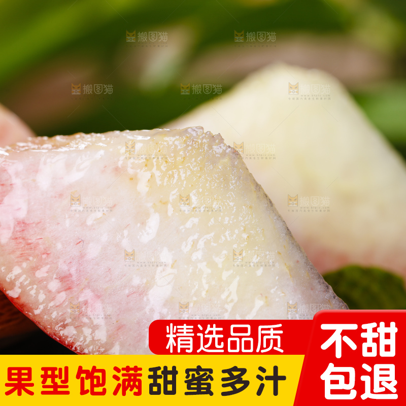 黑底上摆放着切块的蜜桃