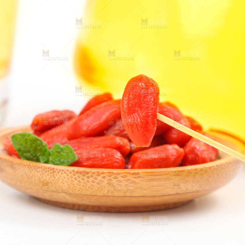 碟子里装着干枸杞