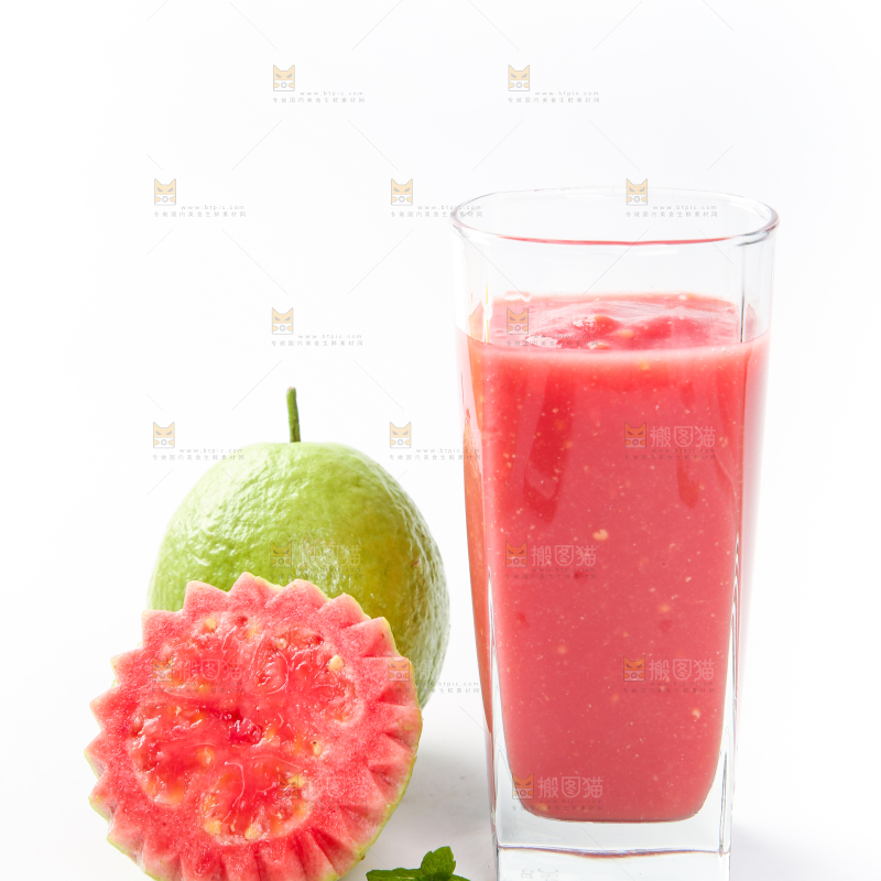 杯子里装着芭乐果榨的果汁