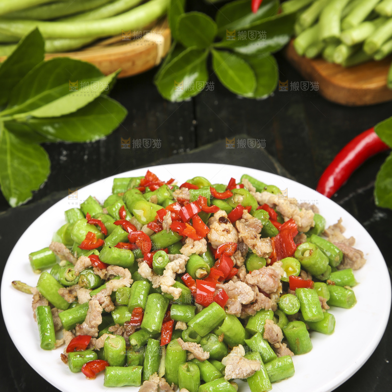 盘子里装着豇豆炒肉