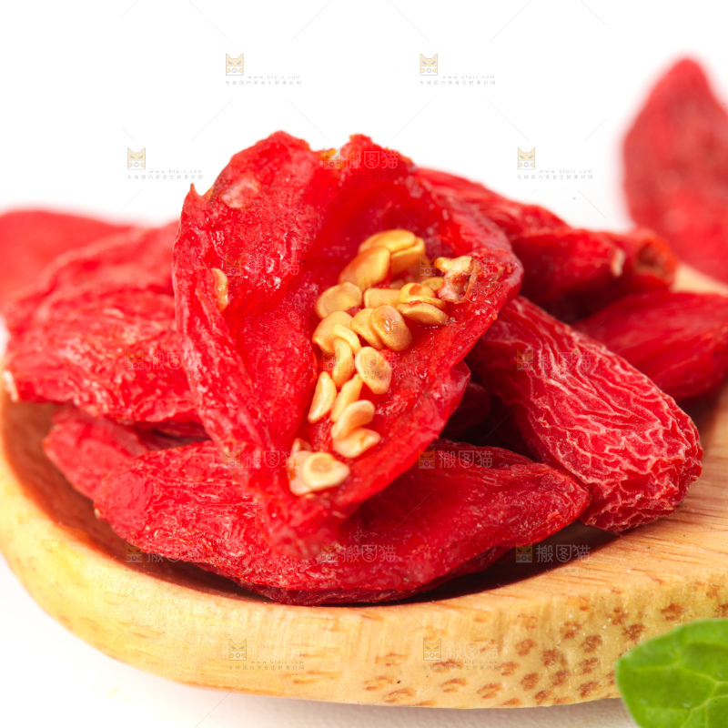 勺子上放着干枸杞