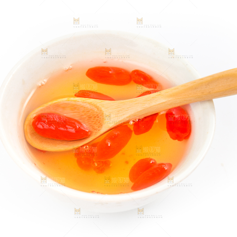 杯子里装着枸杞茶