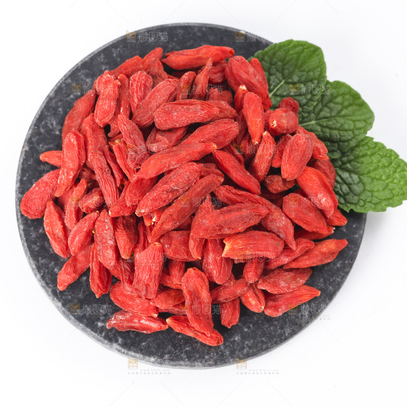 黑石板上放着干枸杞