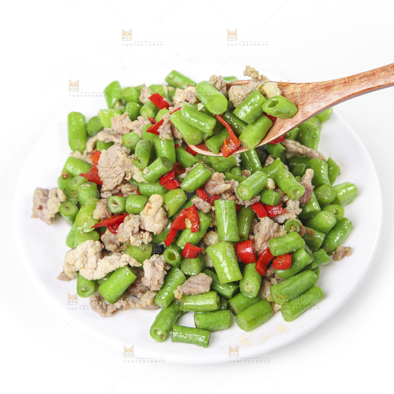 盘子里装着豇豆炒肉