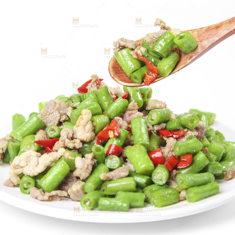 盘子里装着豇豆炒肉