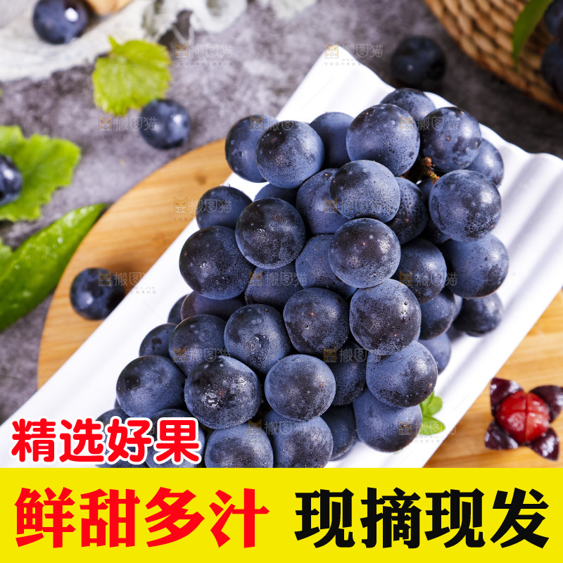 碟子里装着黑加仑