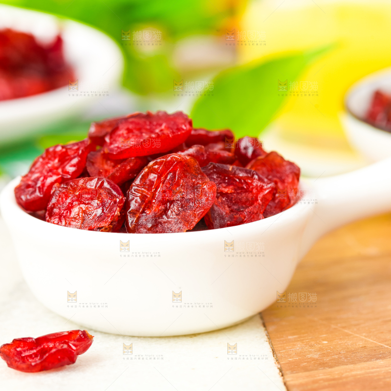 盘子里装着蔓越莓干蜜饯