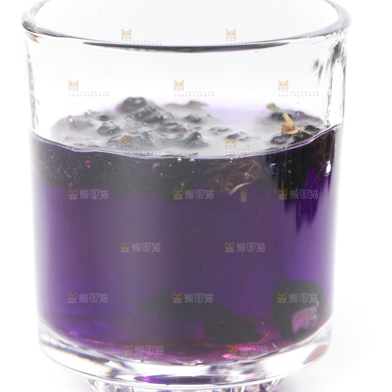 杯子里装着黑枸杞茶