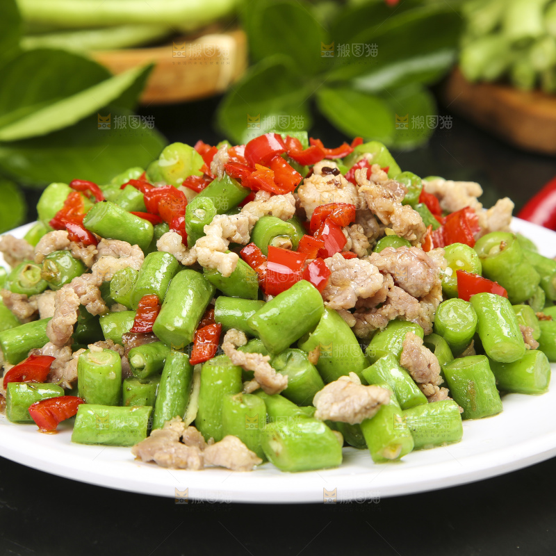 盘子里装着豇豆炒肉