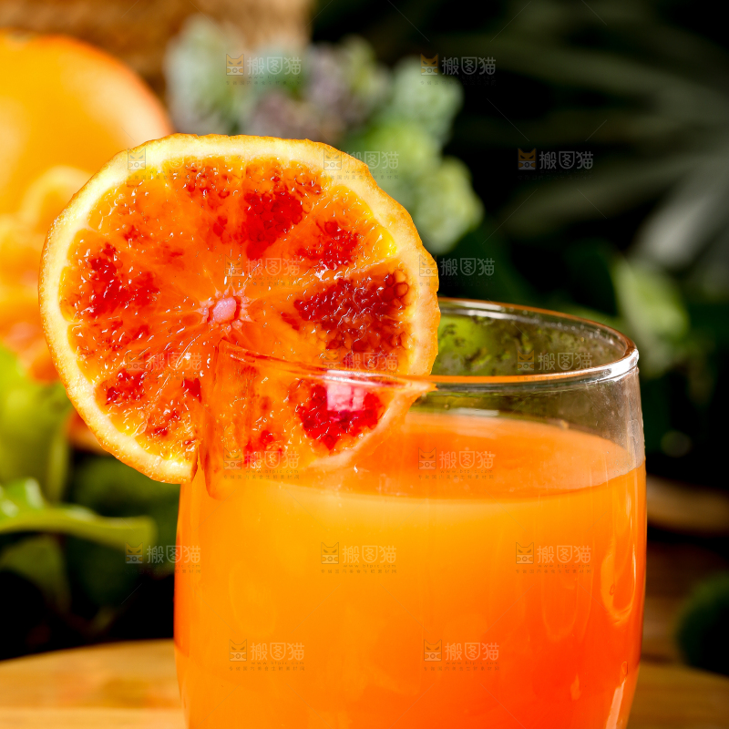 杯子里装着血橙榨的果汁