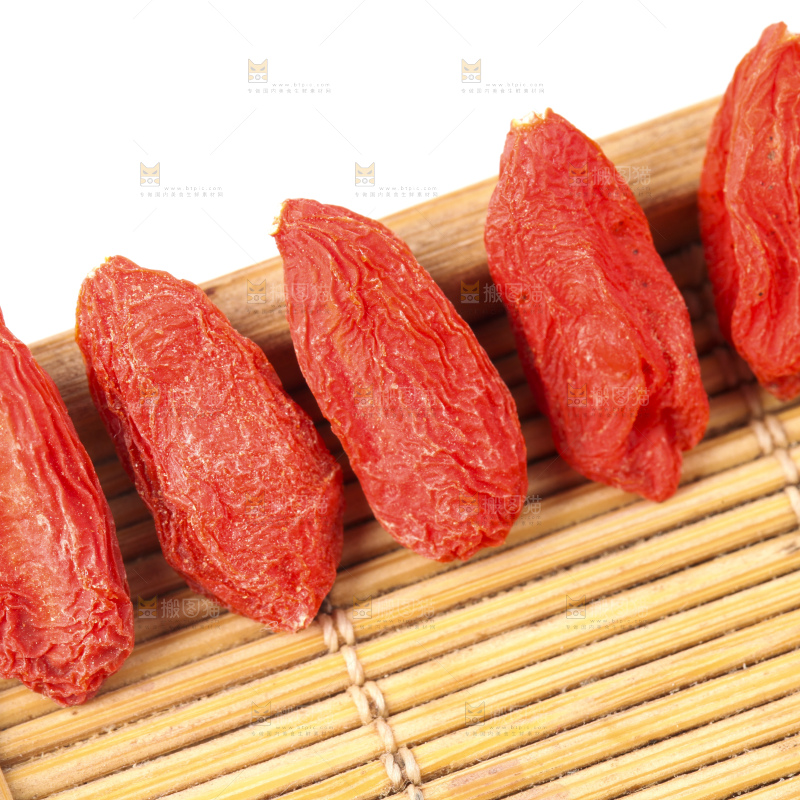 竹垫上摆放着干枸杞