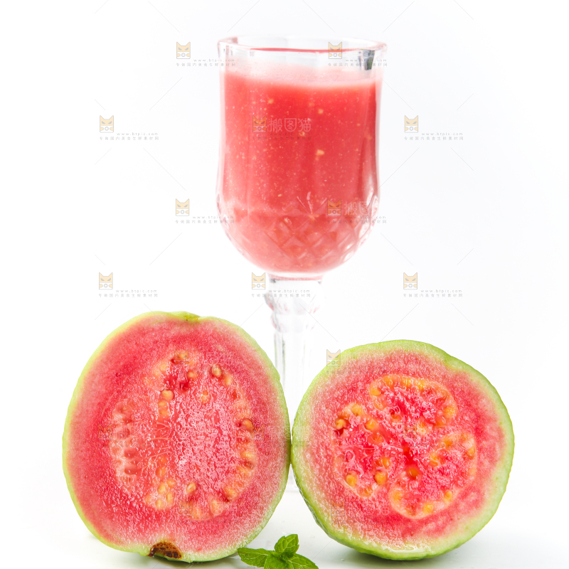 杯子里装着芭乐果榨的果汁