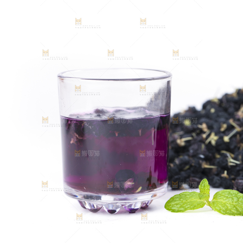 杯子里装着黑枸杞茶