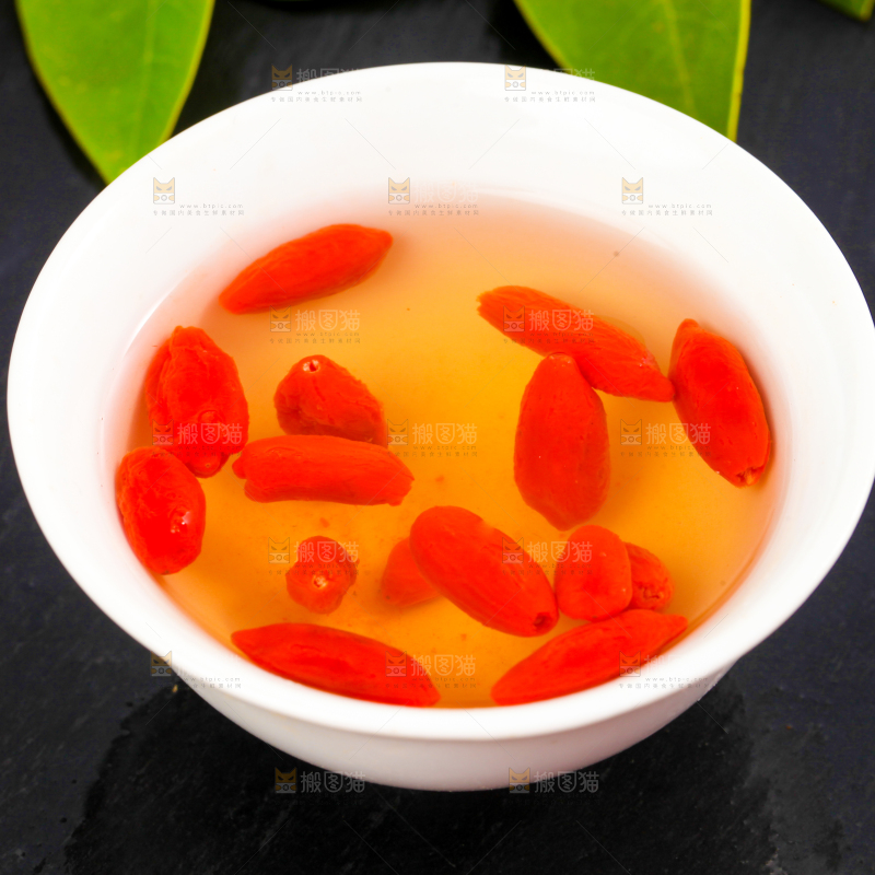 杯子里装着枸杞茶