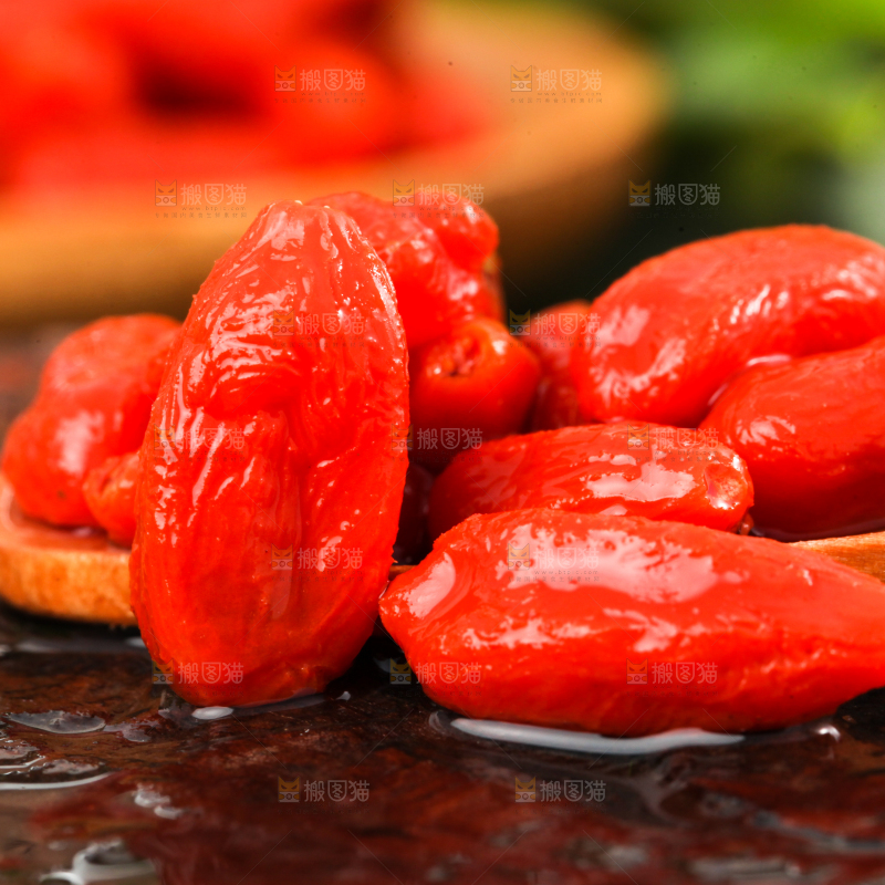 勺子上放着红枸杞