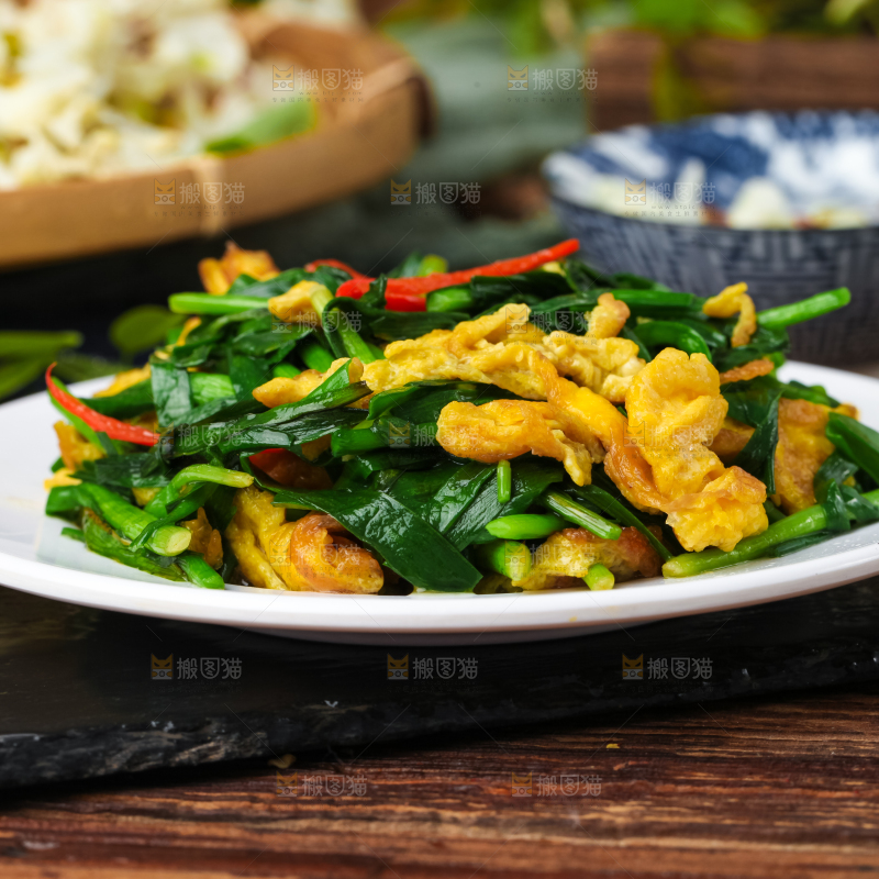 盘子里装着韭菜炒鸡蛋