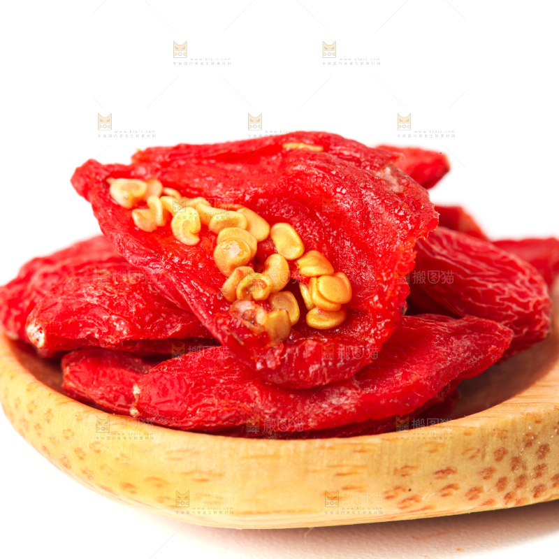 勺子上放着干枸杞