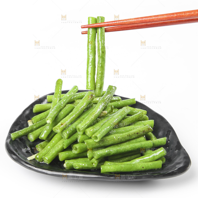 盘子里装着清炒豇豆