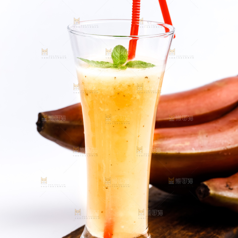 杯子里装着香蕉汁