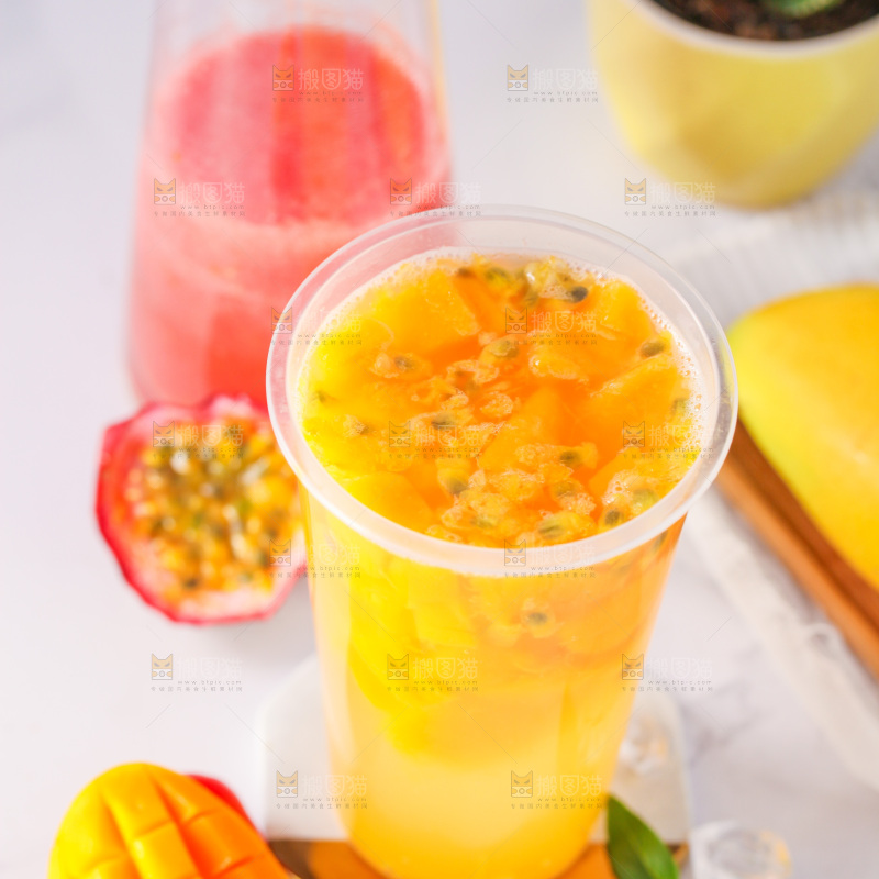 白底上放着一杯芒果果汁